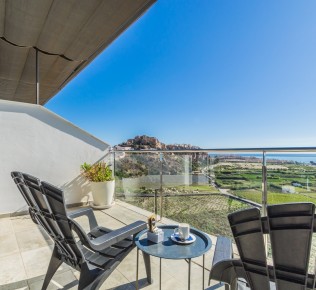 Hotel Miba habitación doble deluxe: terraza privada con vistas al castillo