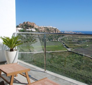 Hotel Miba habitación doble deluxe seis: terraza privada con vistas al castillo