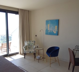 Hotel Miba habitación doble deluxe seis: rincón de estar, escritorio