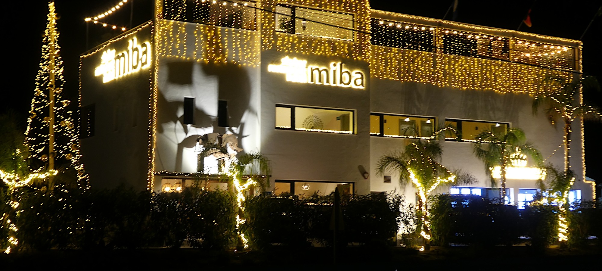 Hotel Miba iluminado la noche