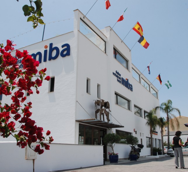 Exterior y entrada del Hotel Miba