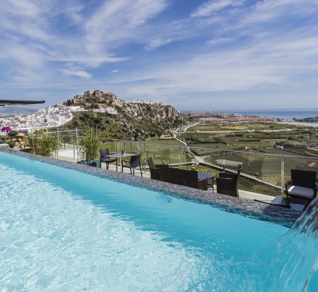 Piscina infinita en la azotea del Hotel Miba: cascada de agua