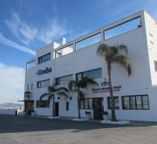Aparcamiento y entrada del Hotel Miba