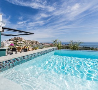 Piscina infinita en la azotea del Hotel Miba: vistas al castillo