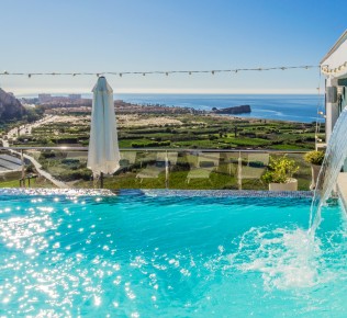 Piscina infinita en la azotea del Hotel Miba: vista al mar