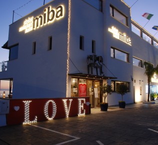 Decoración de San Valentín en la entrada del Hotel Miba