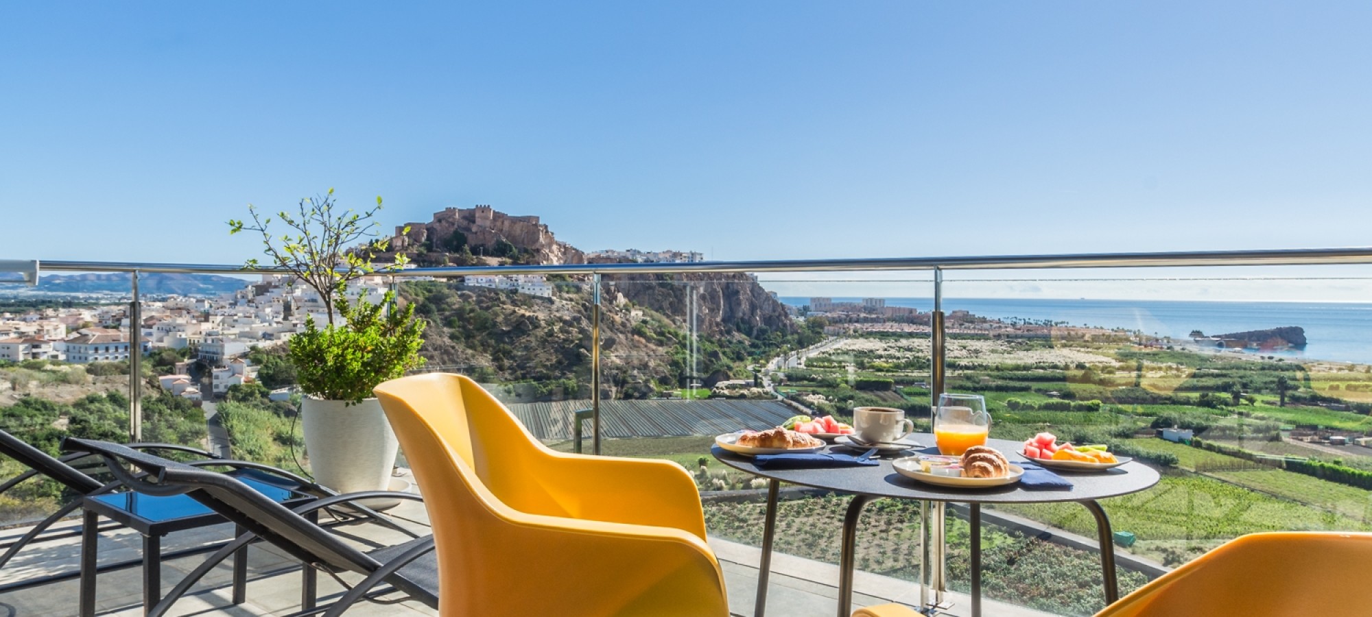 Hotel Miba desayuno en la terraza privada de una habitación