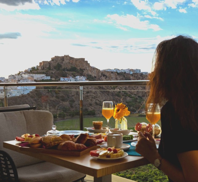 Desayuno Miba en la terraza del restaurante con vistas al castillo