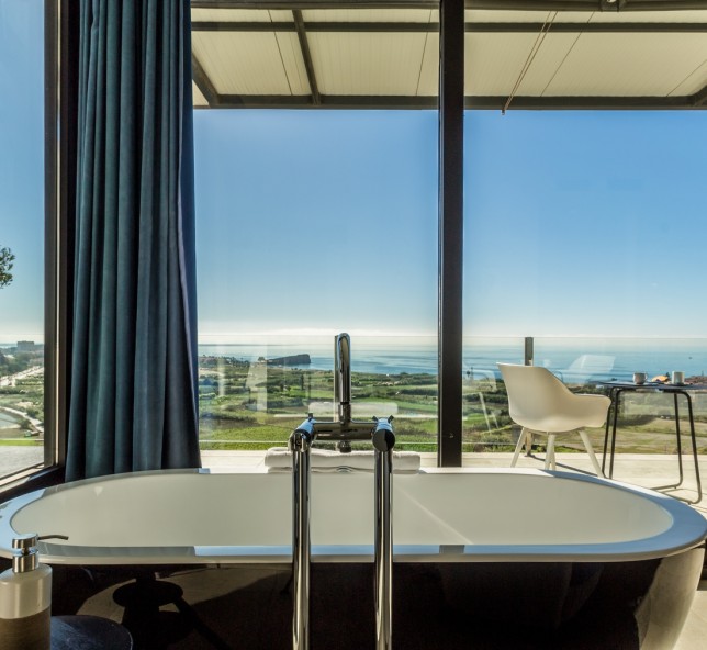 Hotel Miba queen suite bañera y vistas
