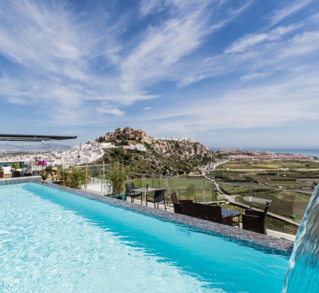 Hotel MIba piscina infinita en la azotea