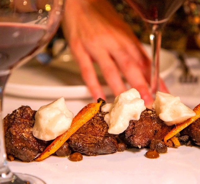 Solomillo de ternera al carbón, ajo negro y Guinness