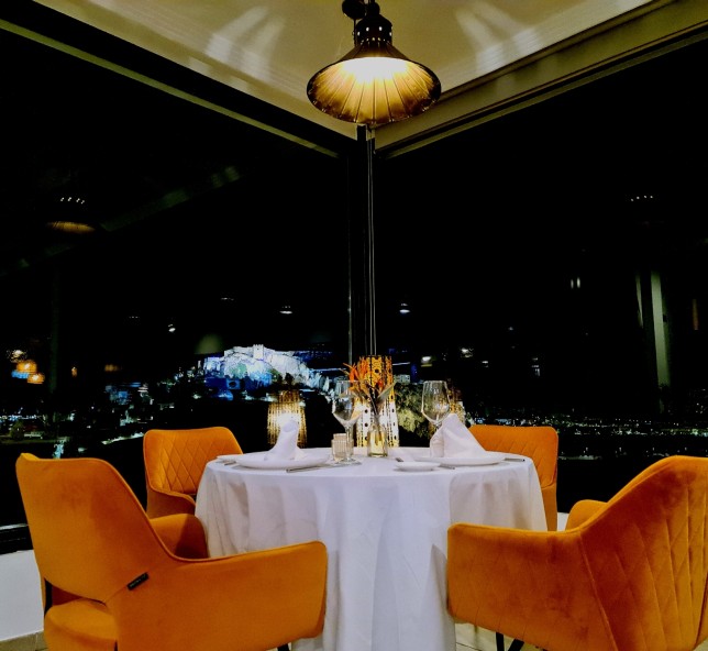 Restaurante Miba - Mesa con vista al castillo iluminado