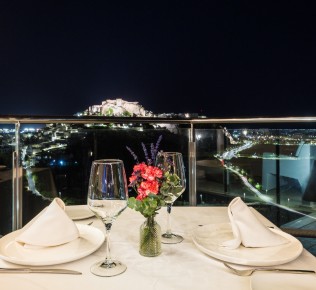 Skybar Miba cena de verano bajo las estrellas con vistas al castillo iluminado