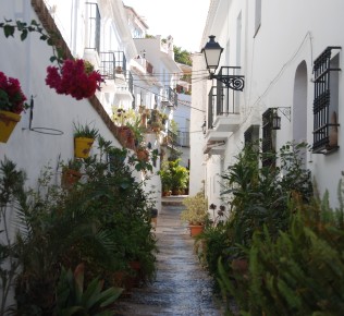 Salobreña  calles del casco antiguo adornadas con flores