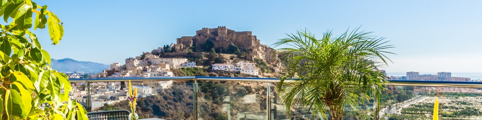 Skybar Miba terraza en la azotea con vistas impresionantes al castillo de Salobreña y el mar