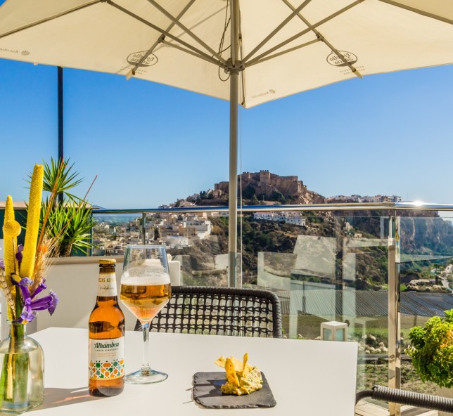 Cerveza y tapa en el  Skybar Miba
