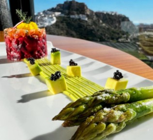 Espárragos, aguacate, tartar de salmón y remolacha.